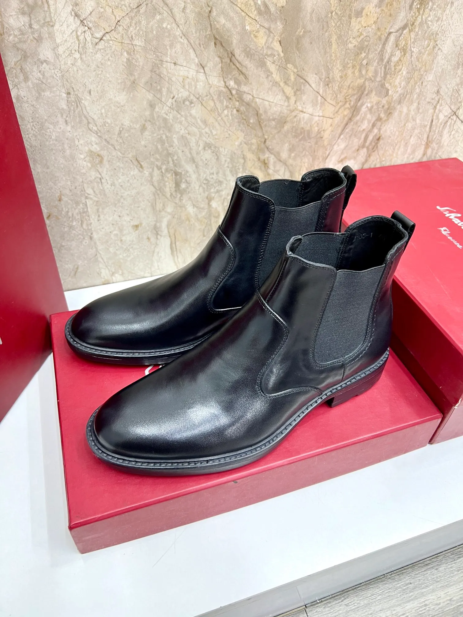 Original order quality: Men's shoes 💰700 Brand: Ferragamo (Ferragamo) One size larger: Men's size 38-44 (45 customized) Grade: Same style as the official website High-end men's shoes Material: Original cowhide, cowhide lining, original outsole Style category: Chelsea men's boots Fashion trend Color: Actual picture